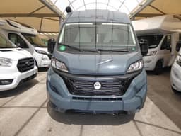 Van compatto 5,41 m con letto matrimoniale posteriore e motore 140 CV