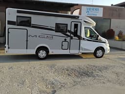 MC4 339 SLIM SEMINTEGRALE COMPATTO CON LETTI GEMELLI POSTERIORI E LETTO BASCULANTE ANTERIORE SINGOLO