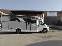 MC4 881 SEMINTEGRALE CON LETTO NAUTICO E DINETTE FACE TO FACE